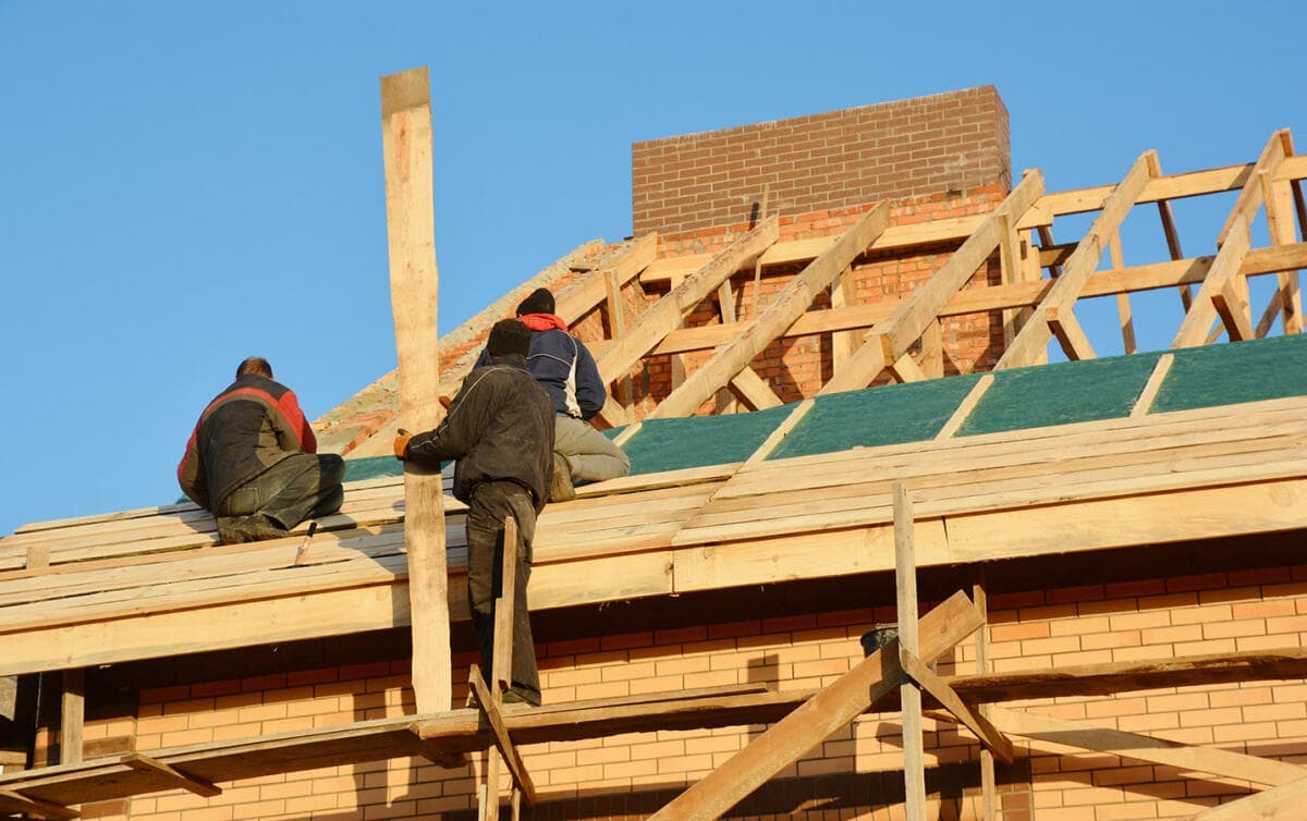 Finding a Roof Replacement Contractor Who Understands Ludington Homes